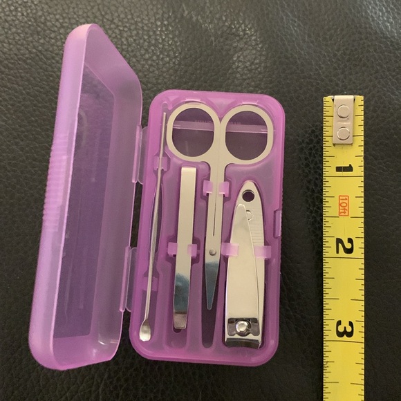 - 4peices mini manicure set with plastic case NWT Green case - Picture 8 of 8
